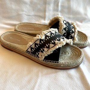 Pour la Victoire Women’s size 9.5 espadrille slides with black and ivory design.